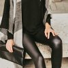С чем носить кожаные леггинсы весной 2018
